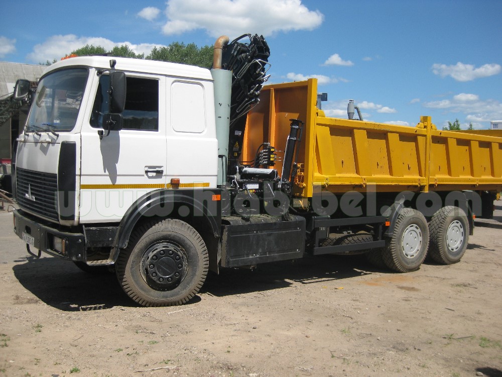 На автомобиль установлен HIAB 122 E-5 CLX