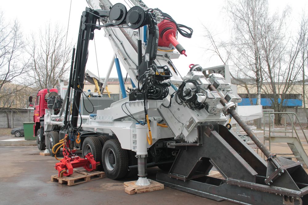 Кран-манипулятор HIAB в составе мобильной буровой установки с верхним приводом