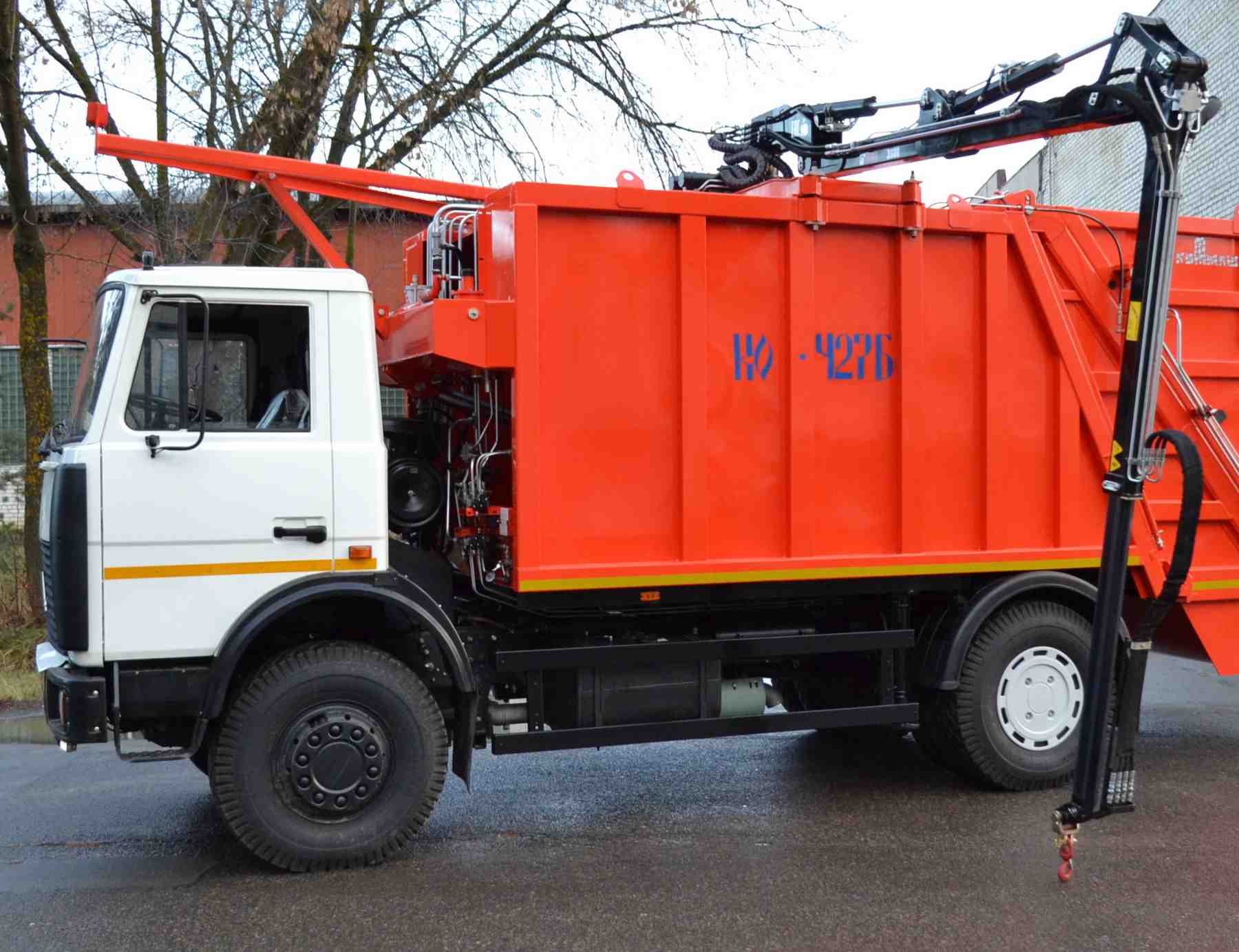 Изготовлены автомобили с КМУ HIAB 3600XG для работы с заглубленными контейнерами для сбора мусора