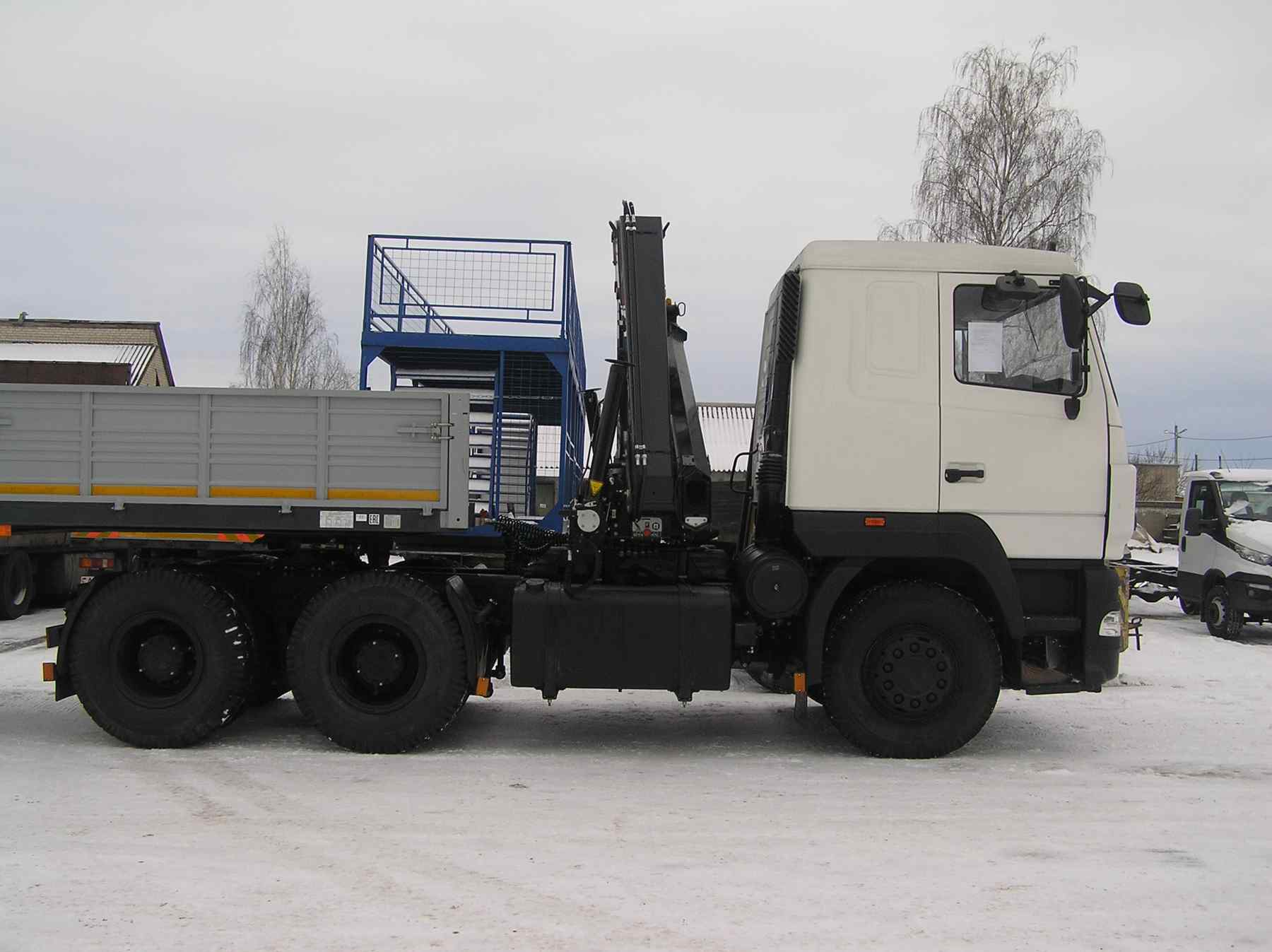 Тягач МАЗ 6430 с краноманипуляторной установкой HIAB