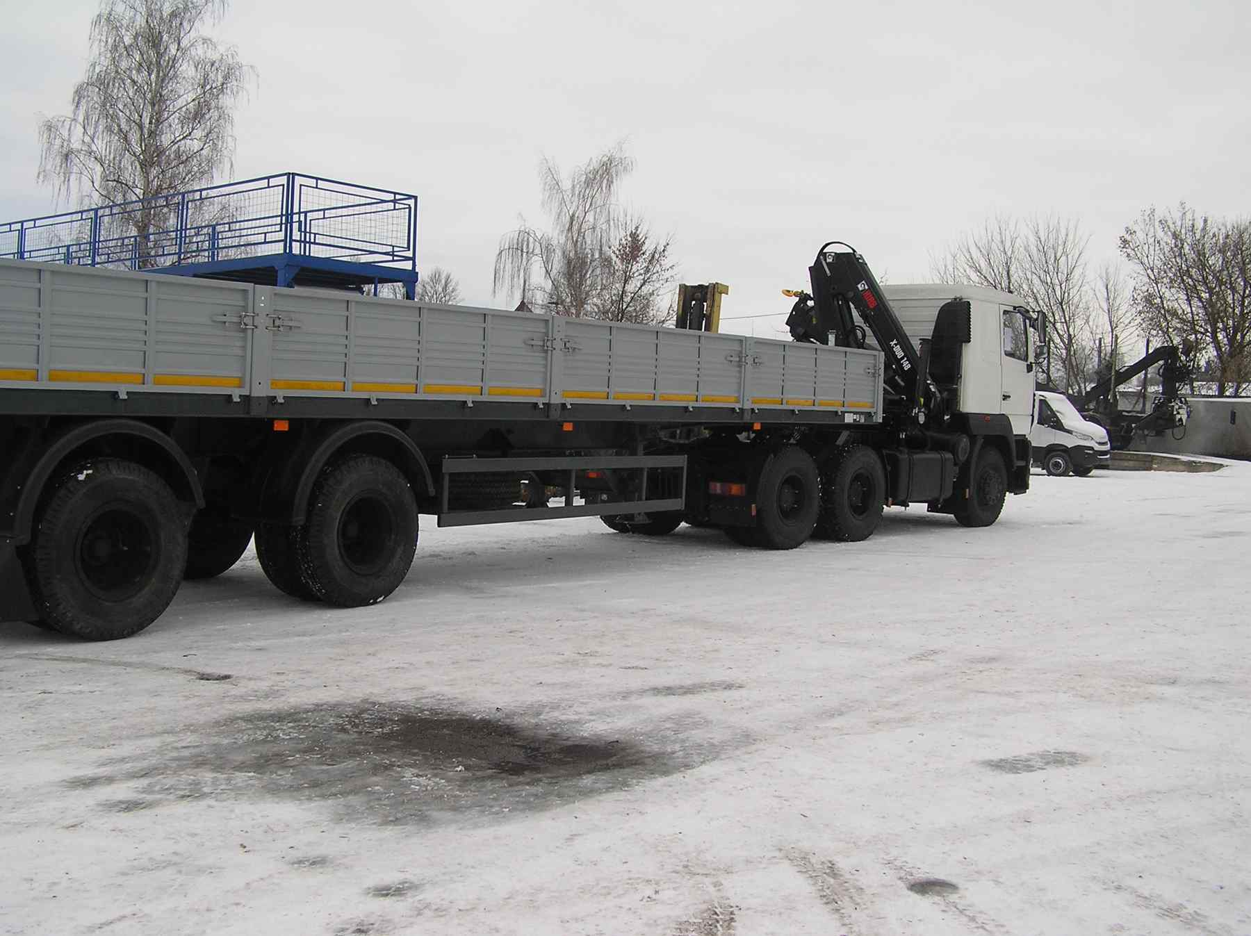 Тягач МАЗ 6430 с краноманипуляторной установкой HIAB