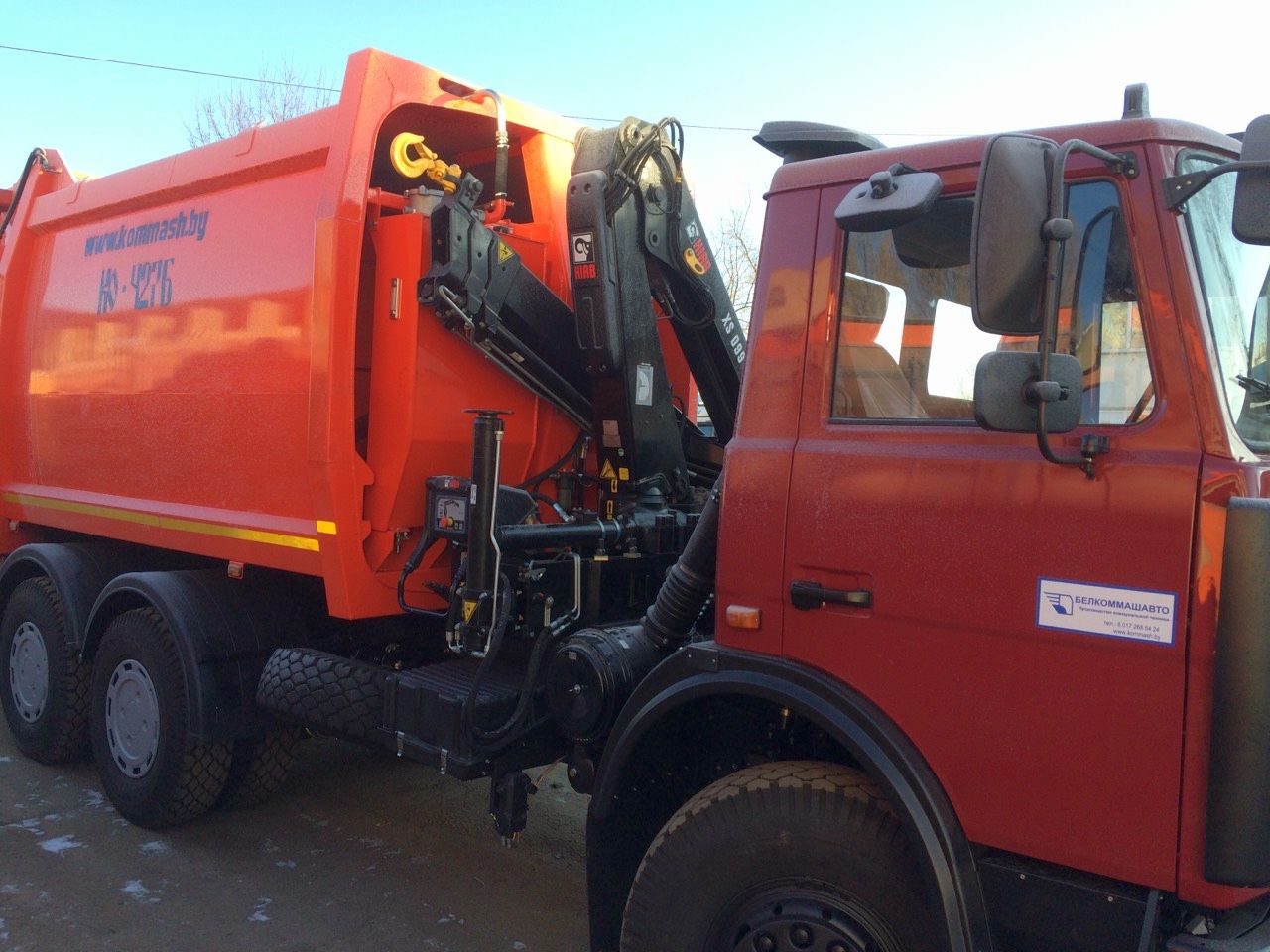 автомобиль с КМУ HIAB 099 для работы с заглубленными контейнерами для сбора мусора