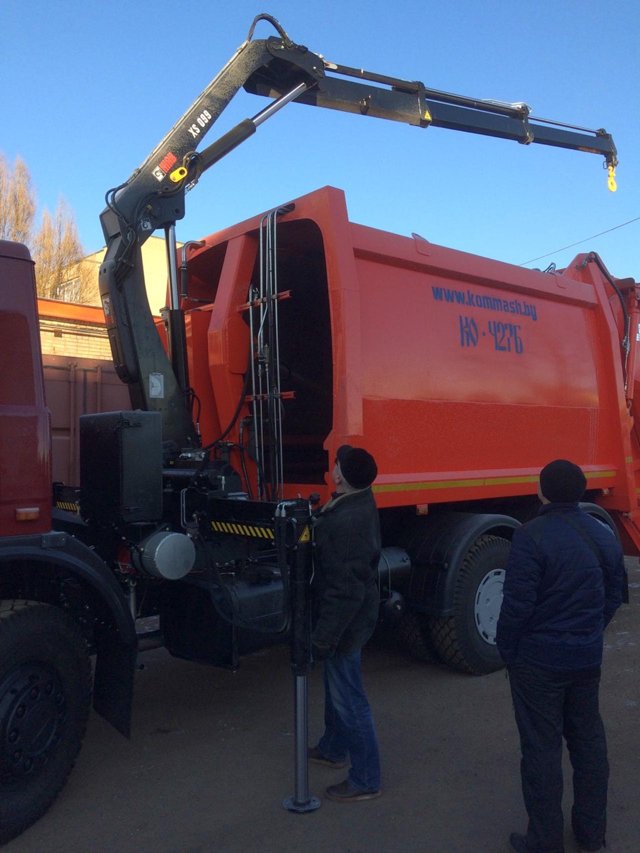 автомобиль с КМУ HIAB 099 для работы с заглубленными контейнерами для сбора мусора